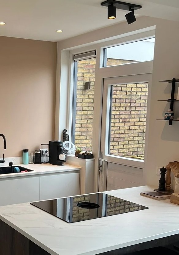 Moderne keuken met nieuwe spots en verlichting